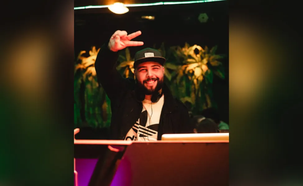  TROCA DE IDADE – Renan Rodrigues receberá as felicitações pela troca de idade na próxima sexta – feira (24). DJ NAN como é conhecido, embala alguns dos eventos da nova geração da nossa cidade. Da coluna RC os votos de realizações e felicidades.