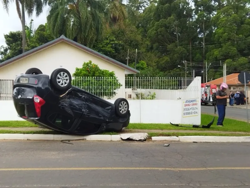 Fiat Palio acabou capotando após o acidente
