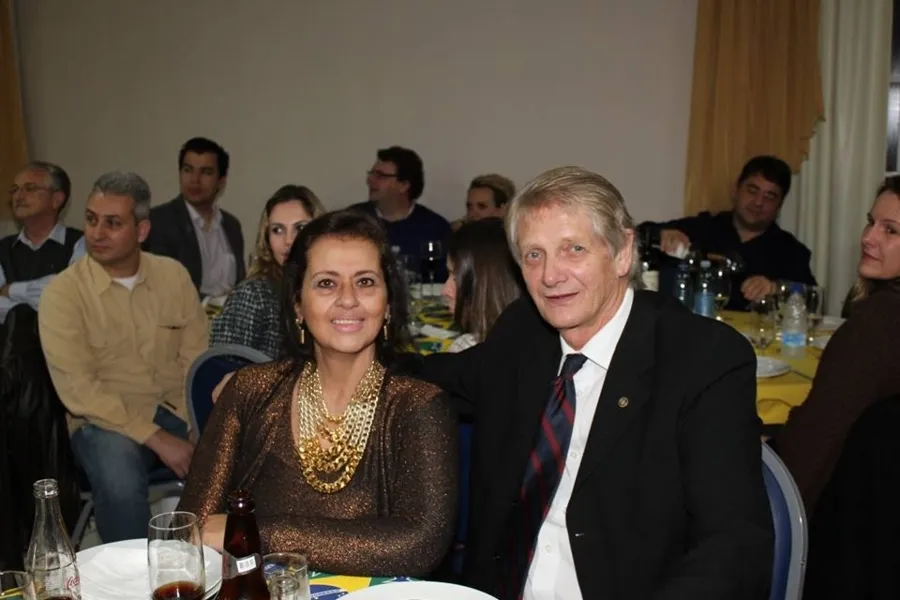 TIM - TIM - A empresária Maria Cristina Horodisky comemorou na intimidade familiar no último domingo (12), a passagem de seu aniversário. Vale registrar que Cristina ao lado de seu marido Konstanty responde pela Obra Primma Molduraria, a mais conceituada e tradicional casa de molduras dos Campos Gerais. Da coluna RC os votos de saúde e alegrias.