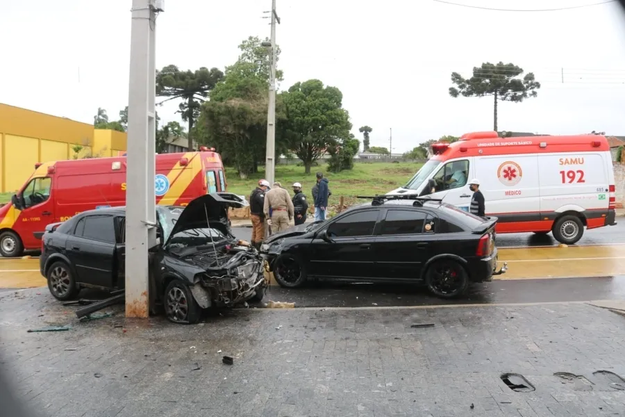 Colisão na Carlos Cavalcanti deixa motorista ferido