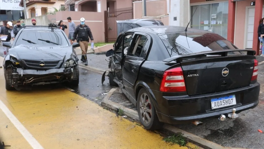 Colisão na Carlos Cavalcanti deixa motorista ferido