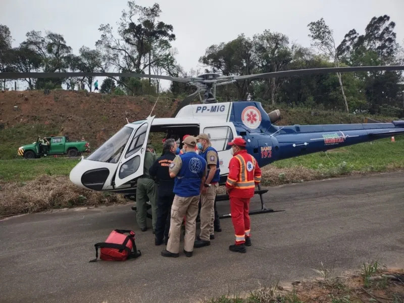 Acidente entre van e dois caminhões fere 12 na BR-373
