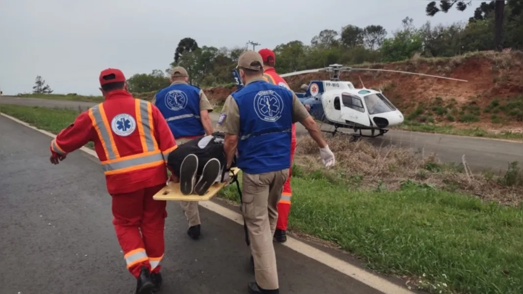 Acidente entre van e dois caminhões fere 12 na BR-373