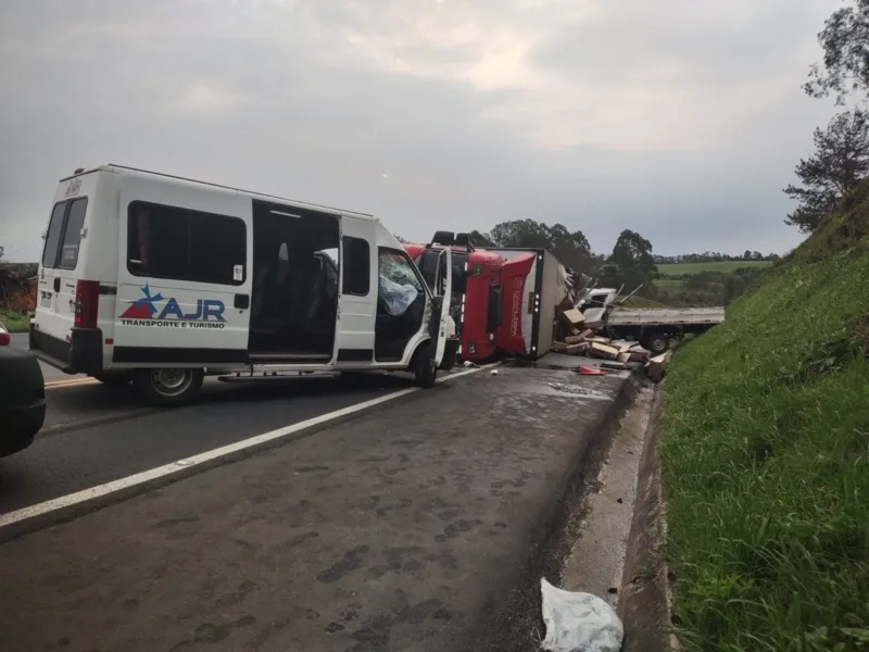 Acidente entre van e dois caminhões fere 12 na BR-373