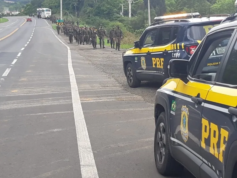PRF realiza a escolta de 600 militares nos Campos Gerais