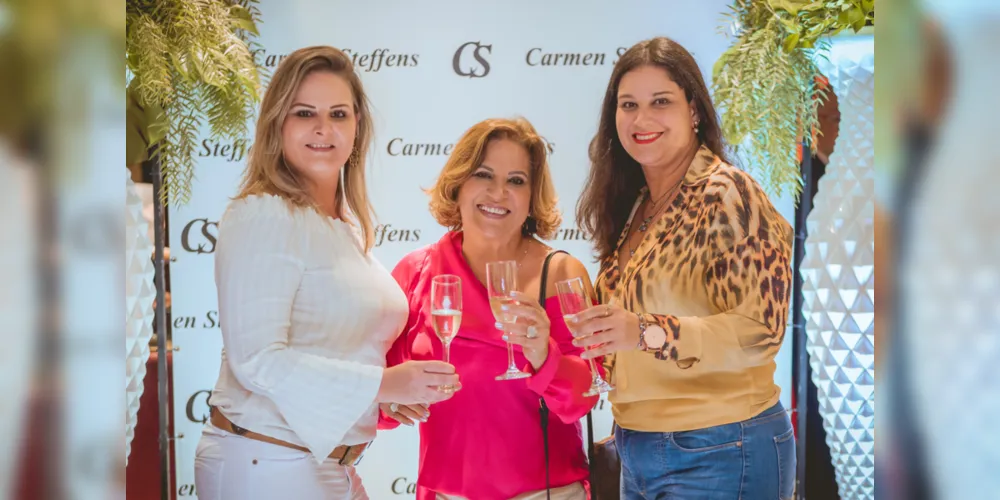NOVO CICLO - Michelly Barszcz reserva a próxima quarta - feira (1), para receber as felicitações pela troca de idade. No registro, Michelly com sua mãe Ângela e sua irmã Gisselly. Da coluna RC os votos de prosperidade e alegrias.