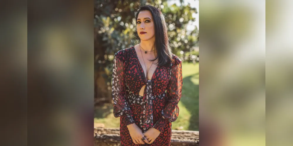 TROCA DE IDADE - A consagrada designer de moda, Fernanda Nadal, celebrará nesta quarta – feira (27) a passagem de seu aniversário. Fernanda com seu espírito arrojado sempre impecável veste e calça muitas mulheres elegantes da região para momentos especiais. Da coluna RC os votos de sucesso e alegrias. 