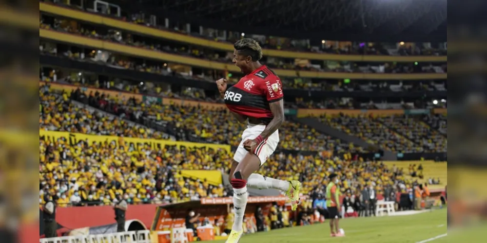 Bruno Henrique brilha e marca os dois gols da vitória no Equador