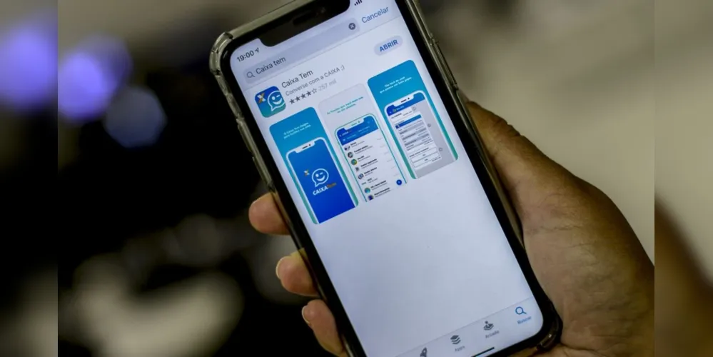 Imagem ilustrativa da imagem Caixa oferece crédito de R$ 300 a R$ 1 mil pelo celular