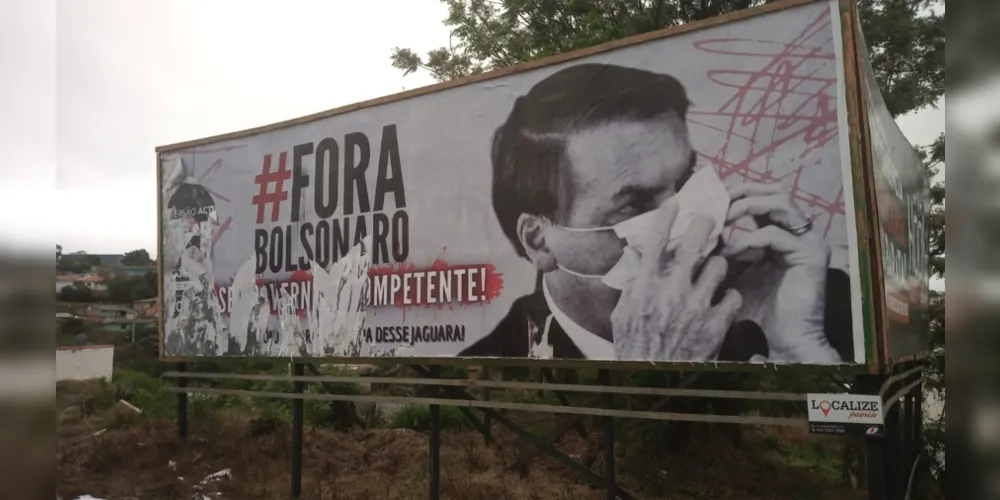 Material esta localizado na Avenida Visconde de Taunay e critica o presidente do Brasil; Bolsonaro vem a região dos Campos Gerais em 24 e 25 de setembro