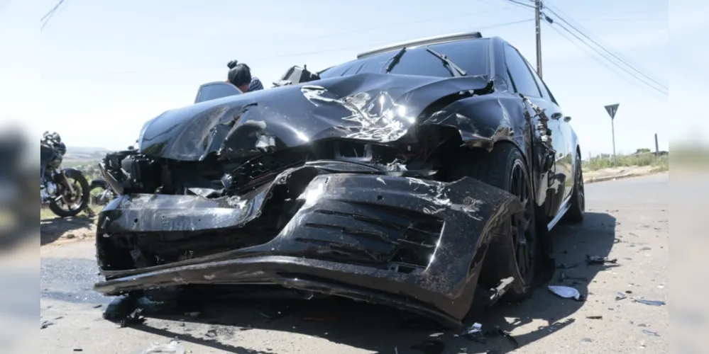 Imagem ilustrativa da imagem Falha mecânica causa acidente entre carro e caminhão em PG