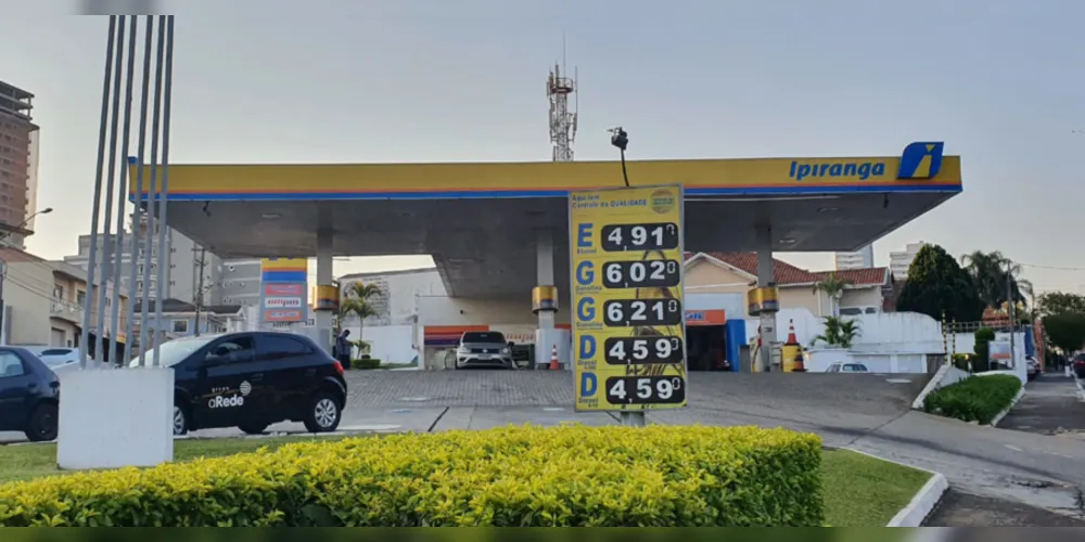 Imagem ilustrativa da imagem Litro da gasolina chega aos R$ 6 nos postos de PG