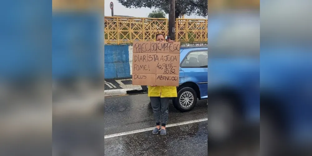 Jessica Viechnieski Alves dos Santos, 26 anos, portava um cartaz com os dizeres “preciso de emprego de diarista. Ajuda, fome!”
