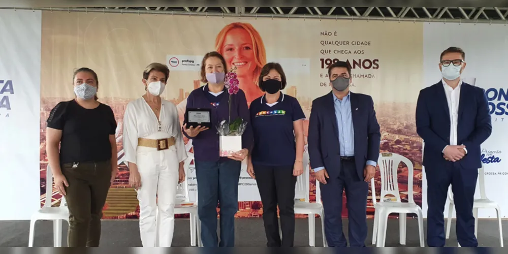 Prefeita Elizabeth Schmidt participou da premiação junto da secretária de Educação, professora Simone Pereira Neves, abrindo comemorações pelo aniversário de Ponta Grossa