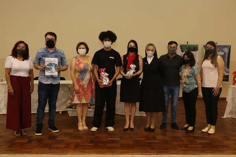 Concurso do Vamos Ler premia alunos em Ponta Grossa