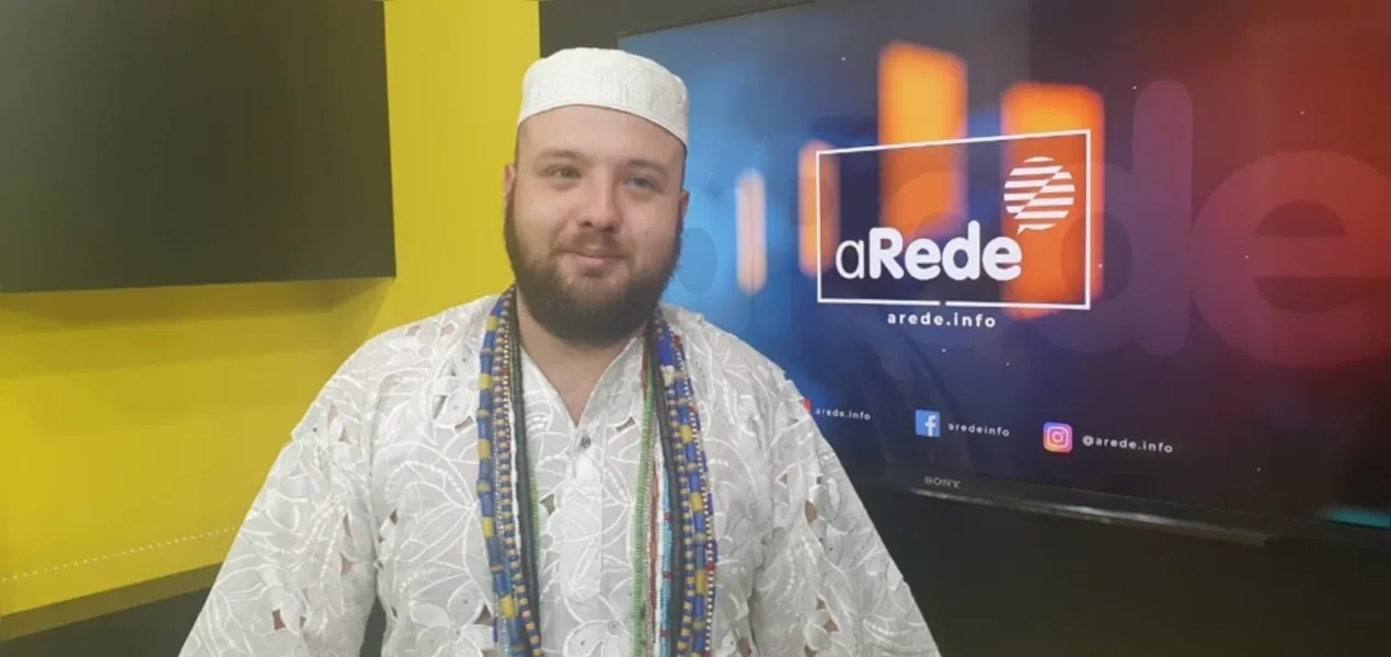 Babalorixá Hallison Mocelin, sacerdote do Ilê Axé Ogum Goolú, iniciado no Candomblé Kêto, em São Paulo, há 15 anos