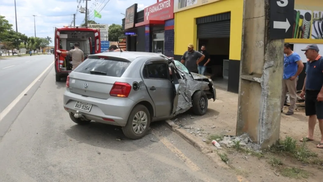 Condutora desmaia e carro acerta poste na Souza Naves