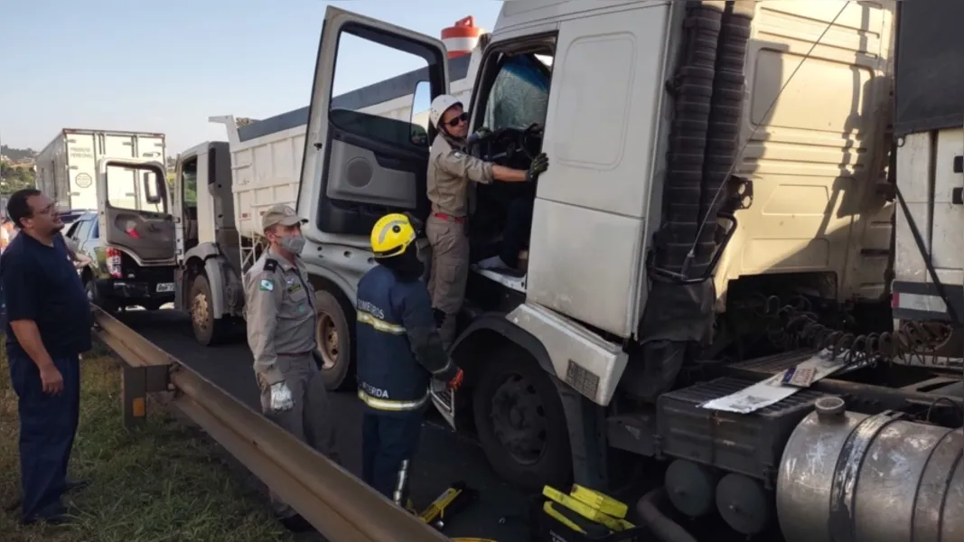 Grave acidente na BR-376 mobiliza bombeiros