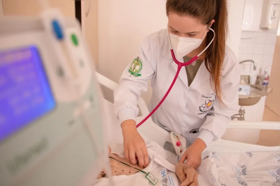 Estudantes de medicina UEPG realizam curso de rotinas no HU