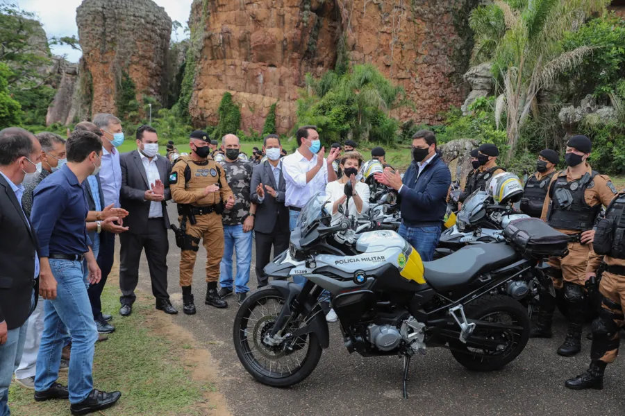 O governador Carlos Massa Ratinho Junior e o  Secretário da Segurança Pública, Romulo Marinho Soares, entregam nesta sexta-feira (19),  à Polícia Militar do Paraná 155 novas motocicletas, modelo BMW, que incluem capacetes, EPIs e rádios comunicadores, no Parque Estadual Vila Velha, em Ponta Grossa.19/11/2021 - Foto: Geraldo Bubniak/AEN