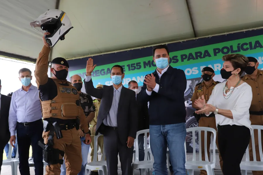O governador Carlos Massa Ratinho Junior e o  Secretário da Segurança Pública, Romulo Marinho Soares, entregam nesta sexta-feira (19),  à Polícia Militar do Paraná 155 novas motocicletas, modelo BMW, que incluem capacetes, EPIs e rádios comunicadores, no Parque Estadual Vila Velha, em Ponta Grossa.19/11/2021 - Foto: Geraldo Bubniak/AEN
