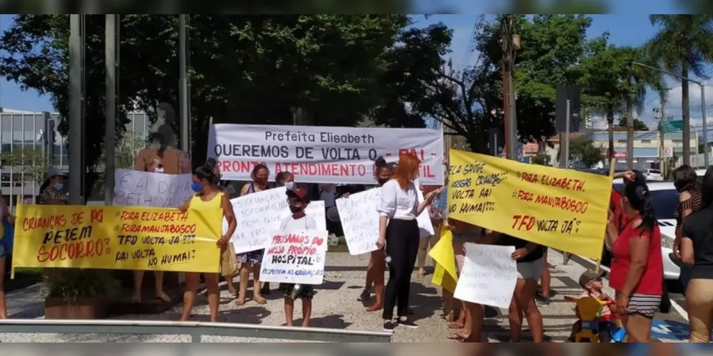 Participantes protestaram com cartazes criticando o Poder Executivo.
