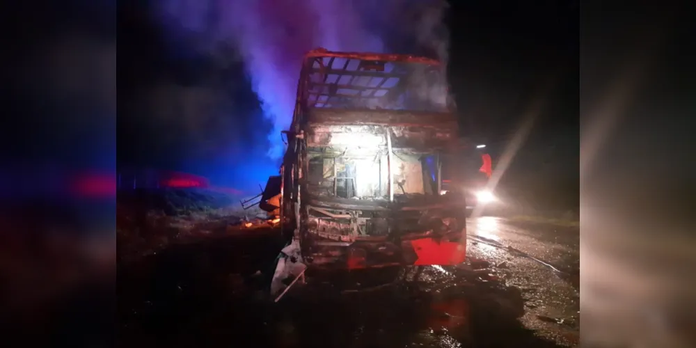 Imagem ilustrativa da imagem Ônibus com 55 passageiros pega fogo na BR-376 em PG
