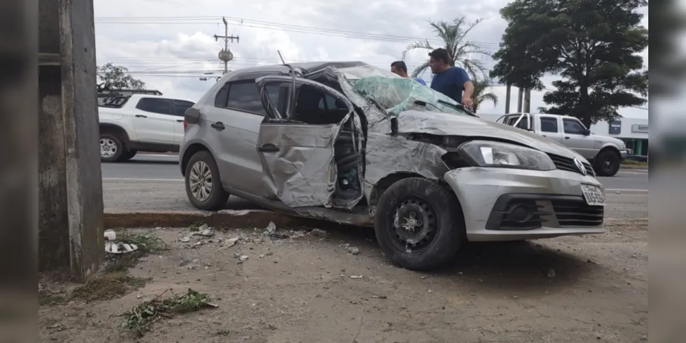 Imagem ilustrativa da imagem Condutora desmaia e carro acerta poste na Souza Naves