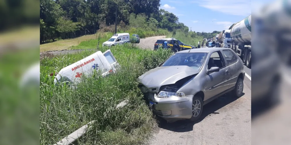 Imagem ilustrativa da imagem Carro atinge ambulância com paciente de PG na BR-277