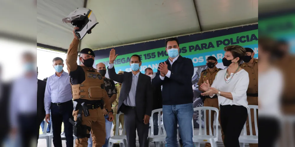 O governador Carlos Massa Ratinho Junior e o  Secretário da Segurança Pública, Romulo Marinho Soares, entregam nesta sexta-feira (19),  à Polícia Militar do Paraná 155 novas motocicletas, modelo BMW, que incluem capacetes, EPIs e rádios comunicadores, no Parque Estadual Vila Velha, em Ponta Grossa.19/11/2021 - Foto: Geraldo Bubniak/AEN