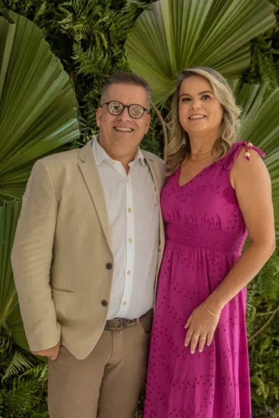 TROCA DE IDADE - A profissional da Odontologia Alexsandra Ramos Cury celebrará a chegada de seu aniversário na próxima segunda-feira (25). No registro Alexsandra e seu marido Mauricio Cury. Da coluna RC os votos de alegrias e sucesso.
