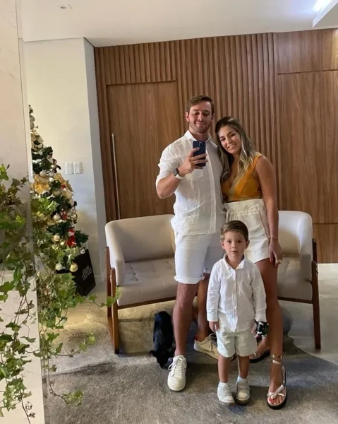 DIA ESPECIAL - A empresária Aline Borges R. Chezini foi muito cumprimentada pela chegada de seu aniversário na última quinta -feira (21). No registro, Aline acompanhada de seu marido Luiz Chezini e seu filho Caetano R. Chezini. Da coluna RC os votos de alegrias e sucesso.