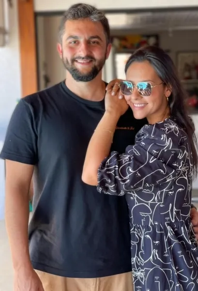 TROCA DE IDADE – O médico Bruno Kassab foi muito cumprimentado pela passagem de seu aniversário no último sábado (9). No registro, Bruno e sua esposa Fernanda Camargo Kassab. Da coluna RC os votos de felicidades e sucesso.