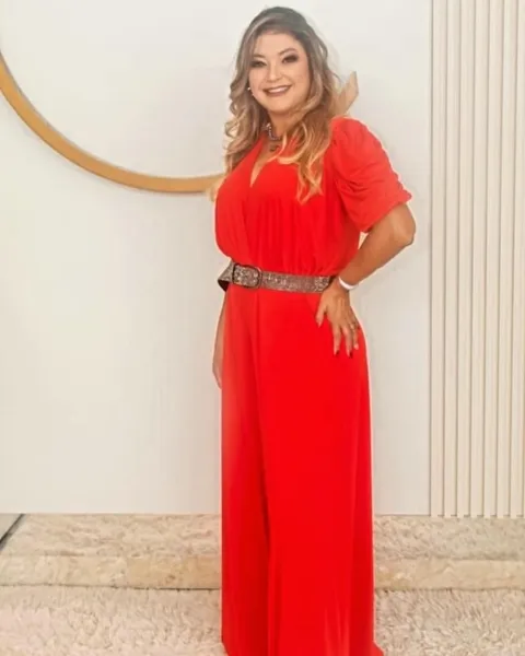 TIM-TIM - A empresária Dani Machado reserva o próximo domingo (24), para receber as felicitações pela chegada de seu aniversário. Da coluna RC os votos de realizações e alegrias.