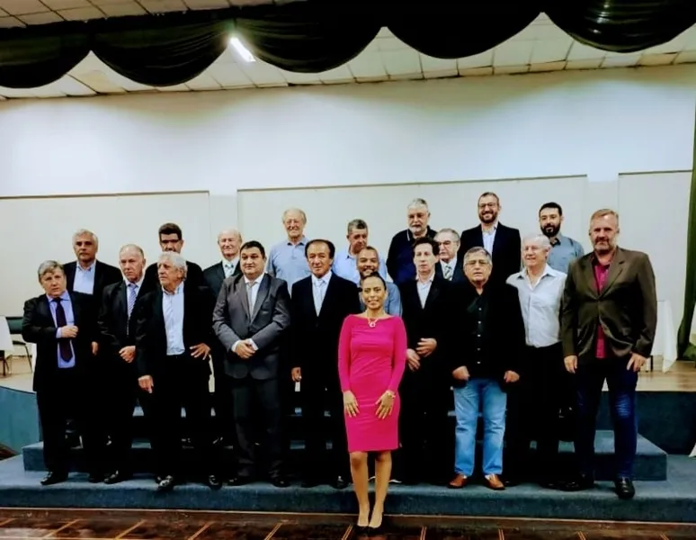 NOVA DIRETORIA- No último sábado, (09), a nova Diretoria do Clube Princesa dos Campos tomou posse, juntamente com os novos conselheiros fiscais e deliberativos.
Na oportunidade houve também a última prestação de contas da gestão do ex-presidente, Denilson Andrade da Rosa.
Wanderlei do Nascimento Ricardo, aclamado com a chapa da situação "Clube Verde - um novo caminho", destacou em seu discurso de posse que vai contar com a experiência dos diretores que permaneceram, mas também com a vontade de contribuir dos novos eleitos. Parabéns ao presidente e sua nova diretoria.