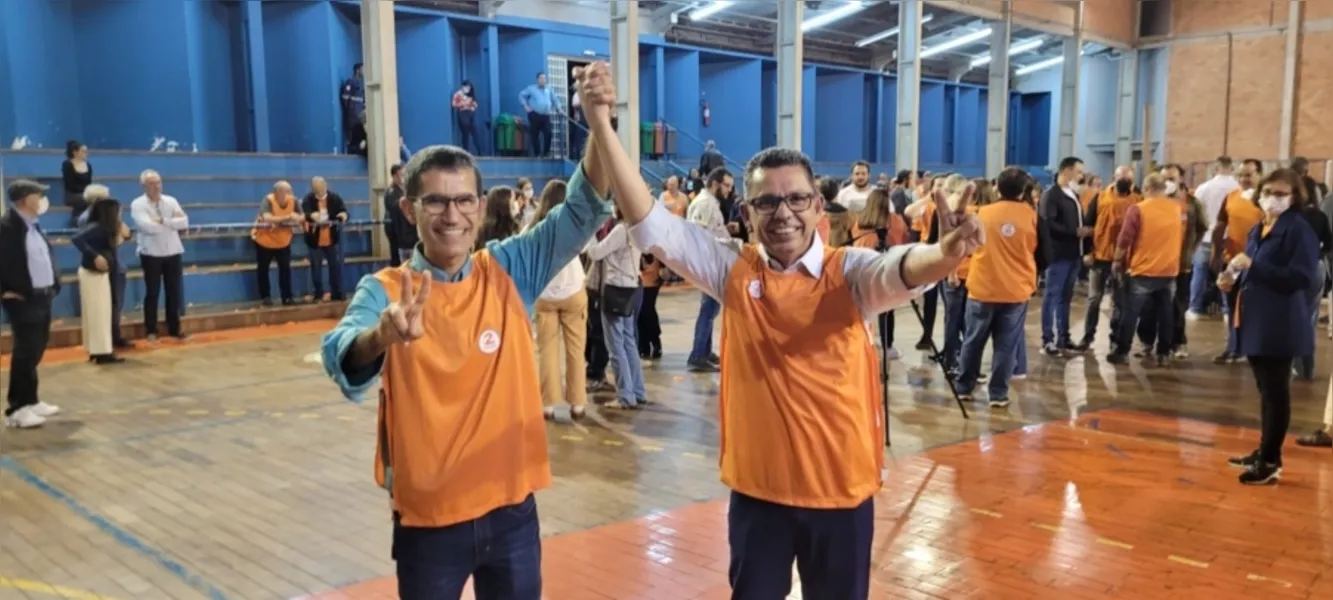 À esquerda Ivo Mottin Demiate e à direita Miguel Sanches Neto