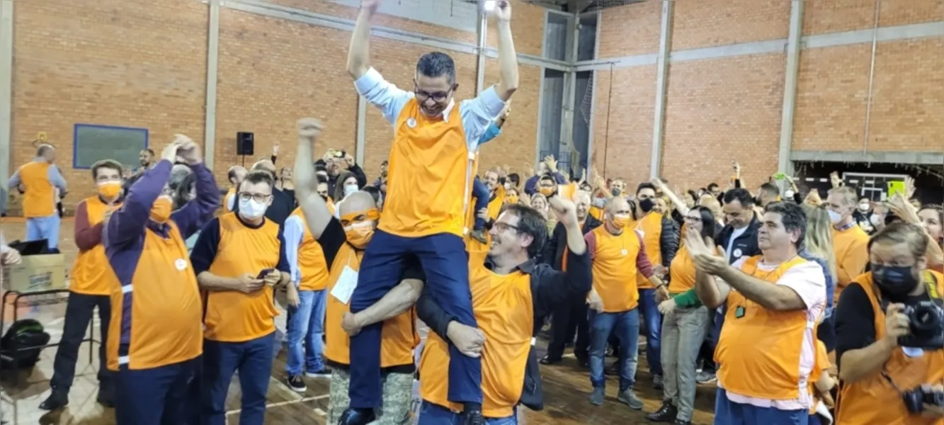 Apoiadores da chapa 'Sempre UEPG' comemoraram a vitória nesta quarta-feira