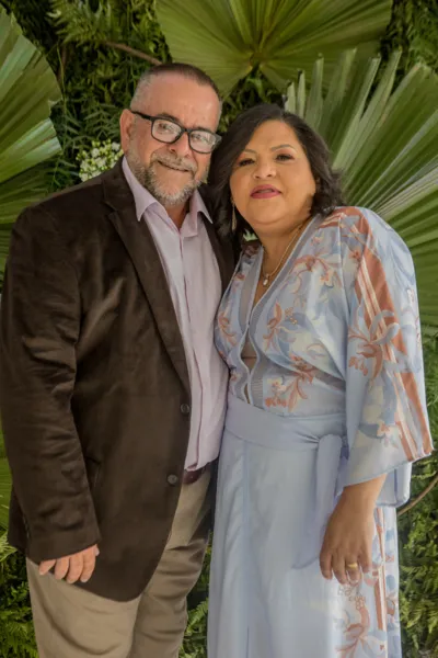 BRINDE À VIDA - A professora Vânia Rutz será muito cumprimentada pela passagem de seu aniversário na próxima segunda-feira (25). No registro Vânia e seu marido Chafic Cury Neto. Da coluna RC os votos de alegrias e prosperidade.