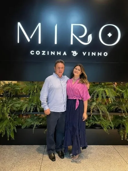 FELICITAÇÕES - A Coordenadora Pedagógica da rede municipal Suzi Chezini receberá as felicitações pela passagem de seu aniversário no próximo domingo (24). No registro, Suzi e seu marido Luiz Fernando Chezini. Da coluna RC os votos de felicidades e realizações.