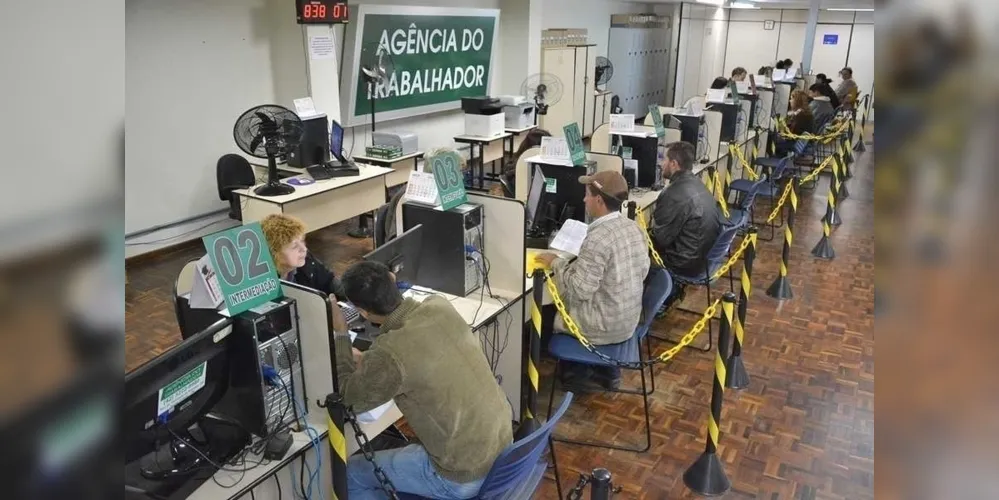 Se preferir você pode conferir as vagas disponíveis no aplicativo 'Sine Fácil', ou no site empregabrasil.mte.gov.br.