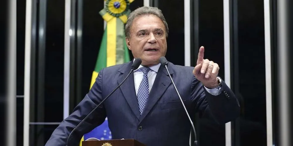 Senador do Estado do Paraná, Alvaro Dias (Pode).