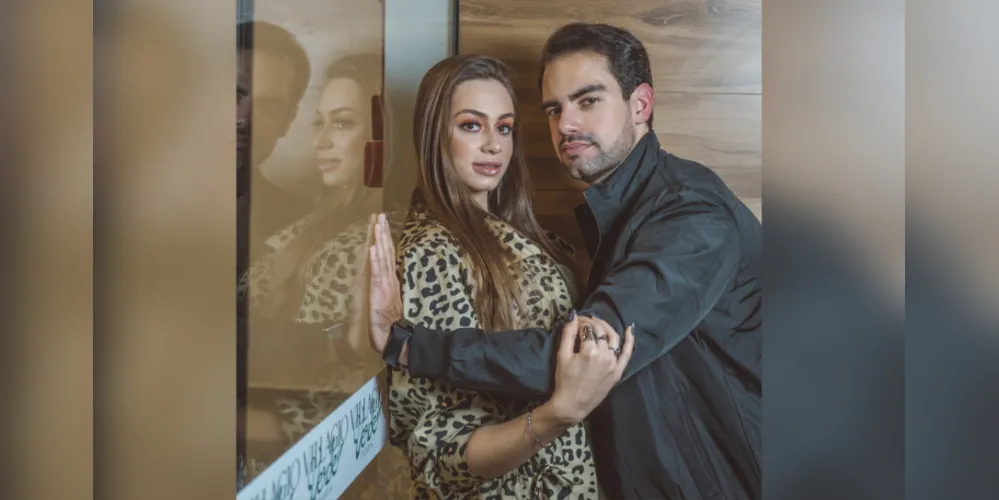 BDAY - A bela Aline Stadler recebeu as felicitações pela passagem de seu aniversário na última sexta-feira (22). No registro, Aline e seu noivo Bruno Vilas Boas. Da coluna RC os votos de alegrias e sucesso.