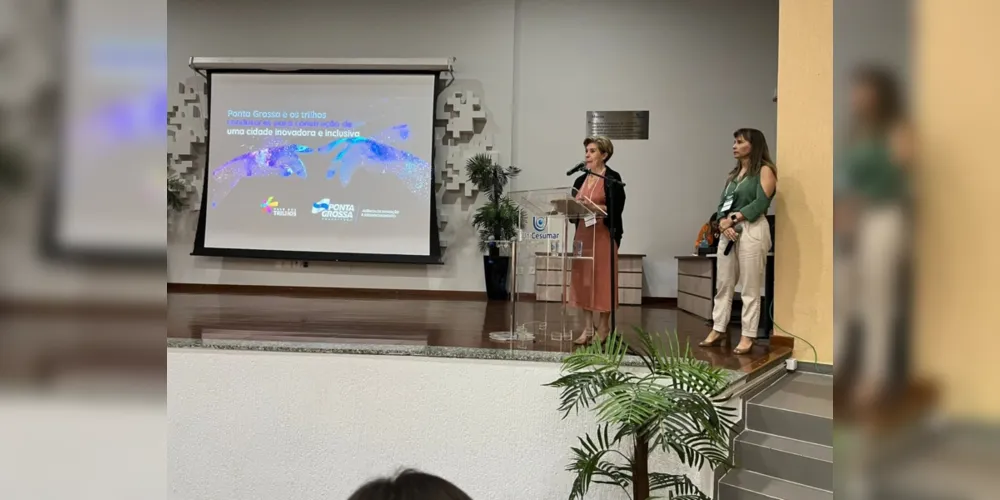 Prefeita Elizabeth e presidente da AID, Tônia Mansani, durante o evento em Maringá.