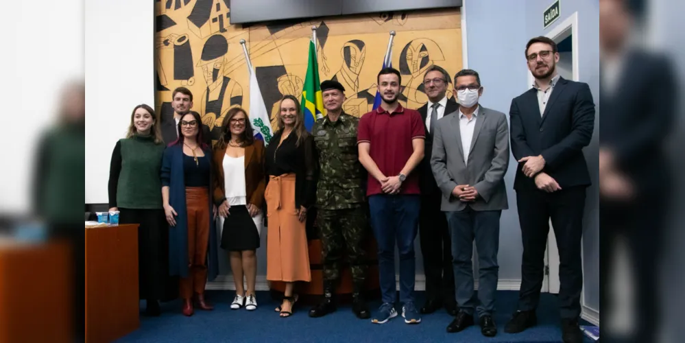 O reitor ao lado de representes do judiciário e do legislativo