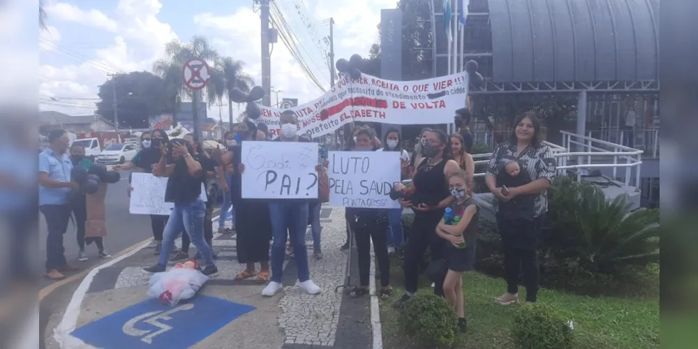 Manifestantes estão na Câmara Municipal de Ponta Grossa na tarde da última quarta-feira (6)