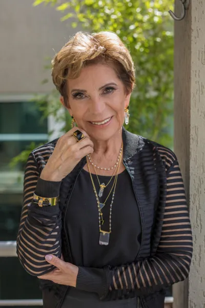 DESTAQUE – A prefeita Elizabeth Schmidt recebeu os cumprimentos pela passagem de seu aniversário no último sábado (11). Exemplo de jovialidade aos 71 anos Elizabeth representa a primeira mulher a ocupar o paço municipal.  Da coluna RC os votos de felicidades e sucesso.