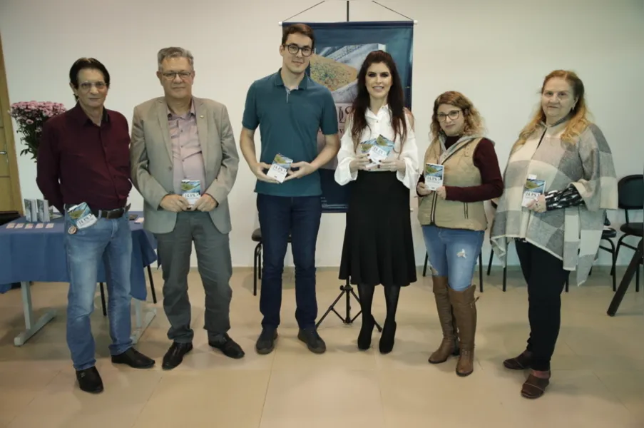 Integrantes da Academia de Letras dos Campos Gerais