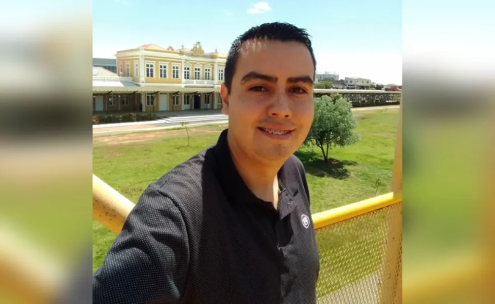 NOVO CICLO – Professor, jornalista e apresentador Hurlan de Jesus comemora na próxima sexta-feira (6) a chegada de seu aniversário. Da coluna RC os votos de alegrias e realizações.