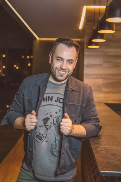FELICITAÇÕES - O jornalista Daniel Petroski celebra a vida na próxima quinta-feira (5). Daniel que é coordenador de Jornalismo da Rede Massa e apresentador do programa Cidade Entrevista. Da coluna RC os votos de prosperidade e felicidades.