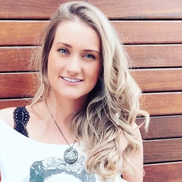 NIVER - A empresária Renata Aleixo Genaro será muito cumprimentada pela passagem de seu aniversário na próxima quinta - feira (23).  Da coluna RC os votos de alegrias e sucesso.
